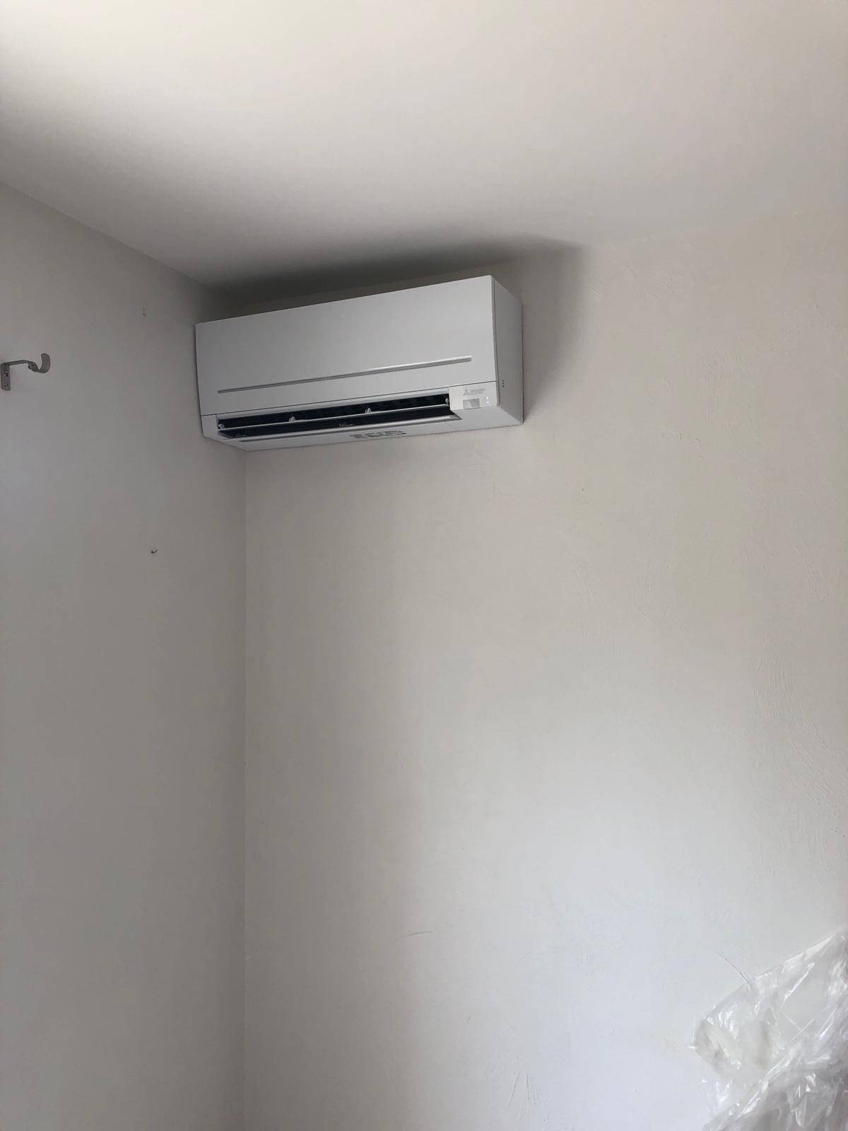 Unité intérieure d'une installation de climatisation réversible dans un appartement à Marly